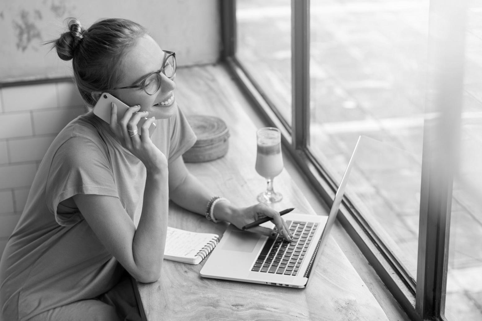Profesional analizando datos financieros en un entorno de oficina moderno